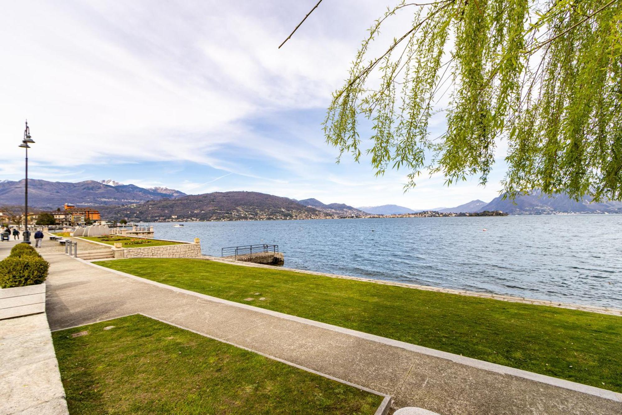 Golden Lake - Luxury Apartment ☆☆☆☆☆ - 100M From The Lake Baveno Esterno foto